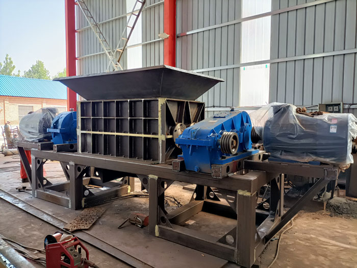 双轴撕碎机组装成功 双轴撕碎机组装成功